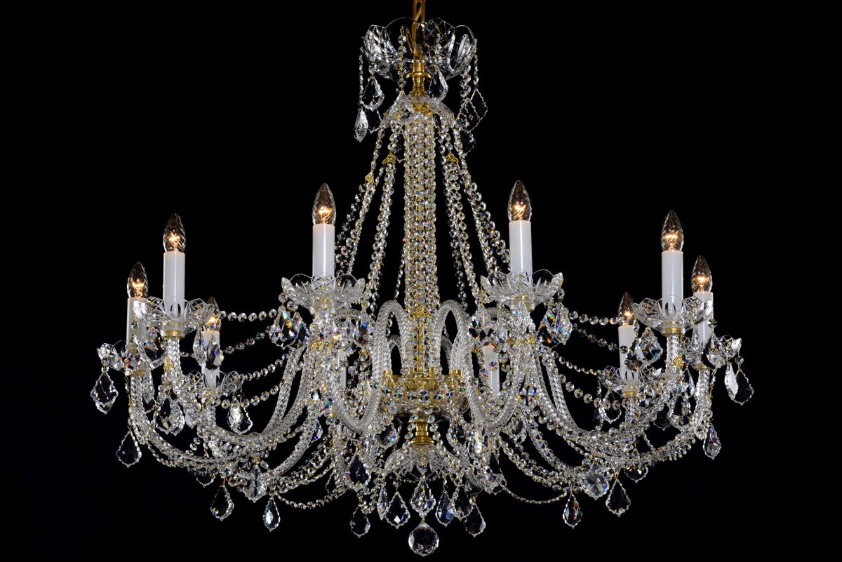 Lustre en cristal à huit bras, vue de face sur fond noir