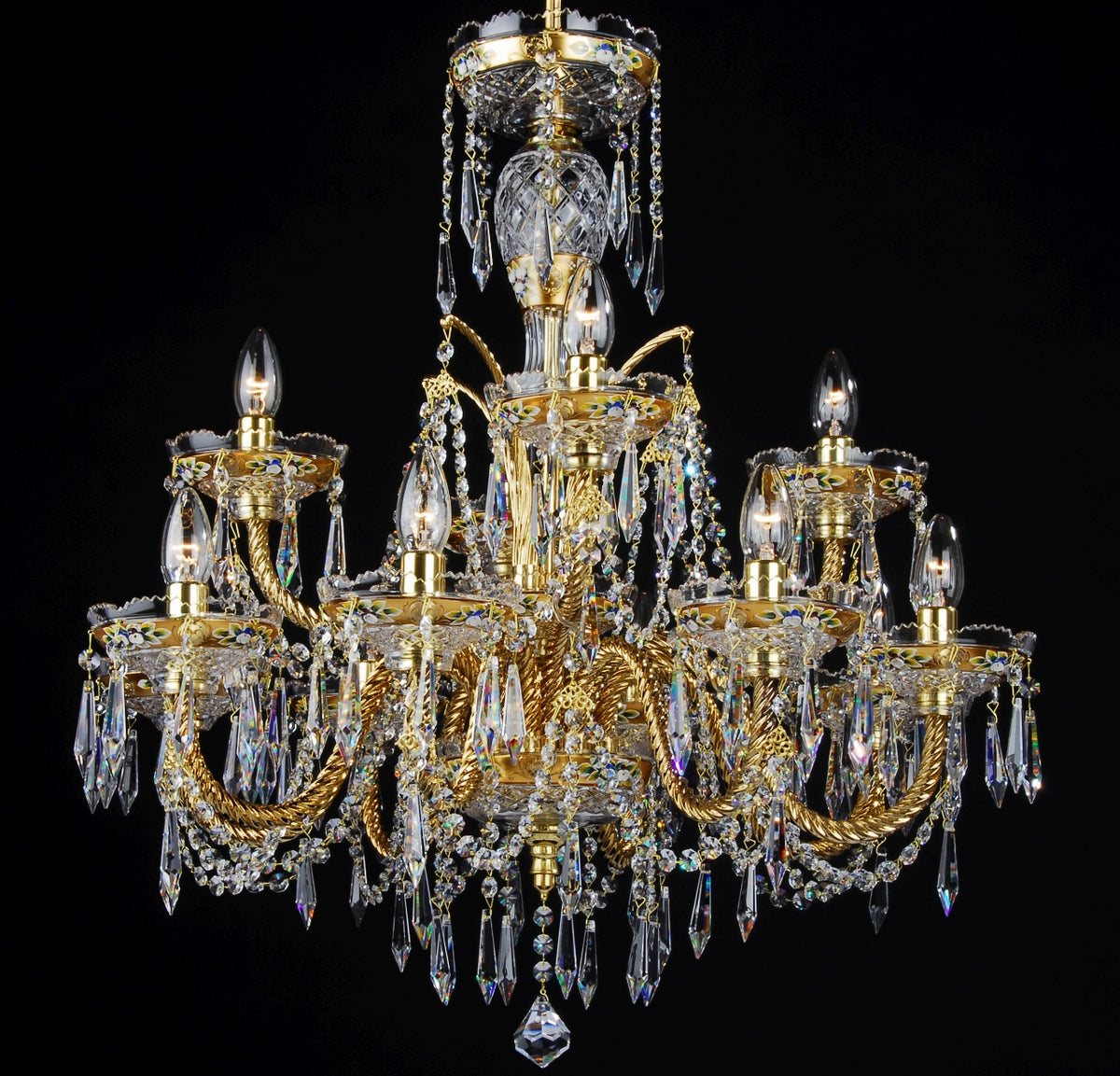 Lustre en cristal doré à bras multiples, vue de face sur fond noir