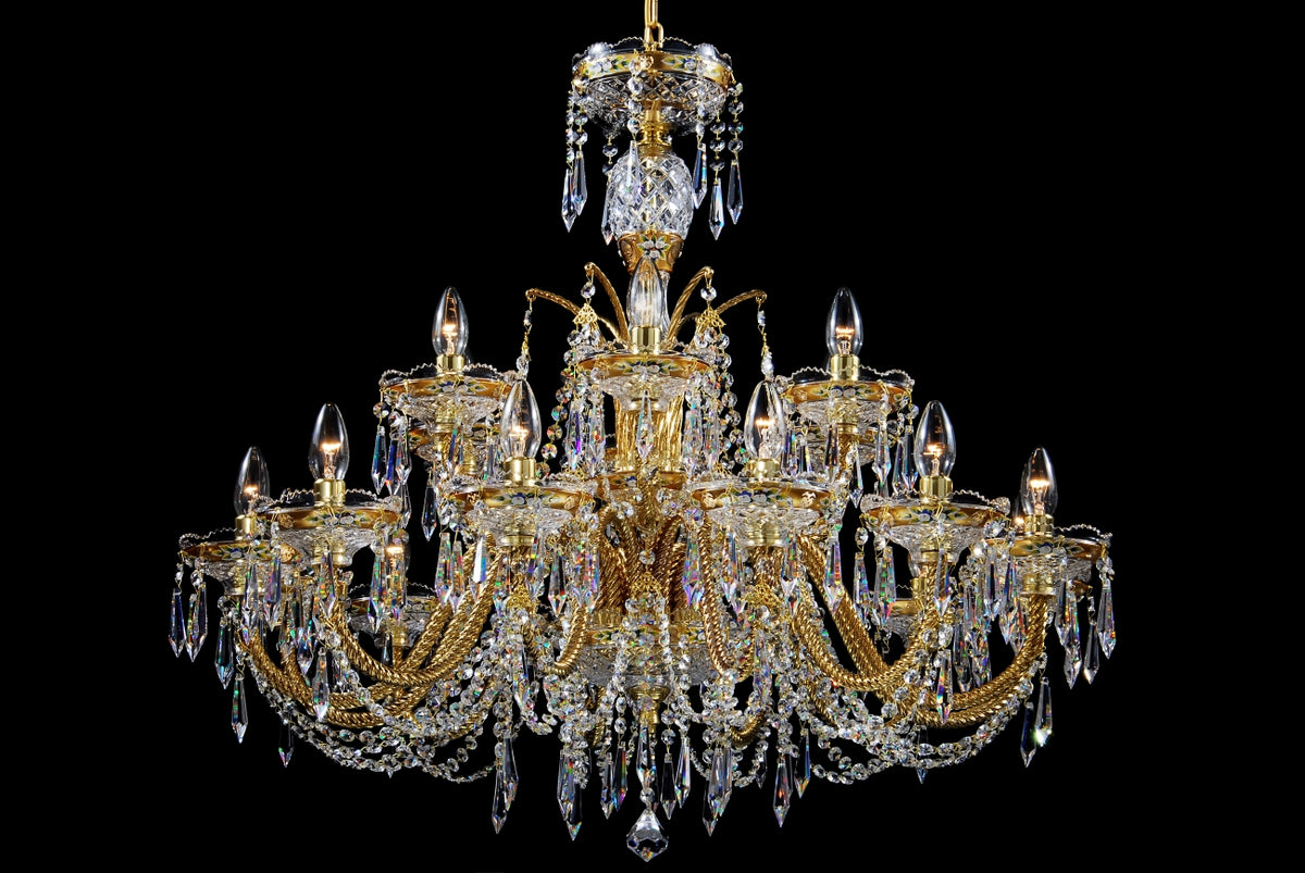 Lustre en cristal doré à bras multiples photographié de face sur fond noir