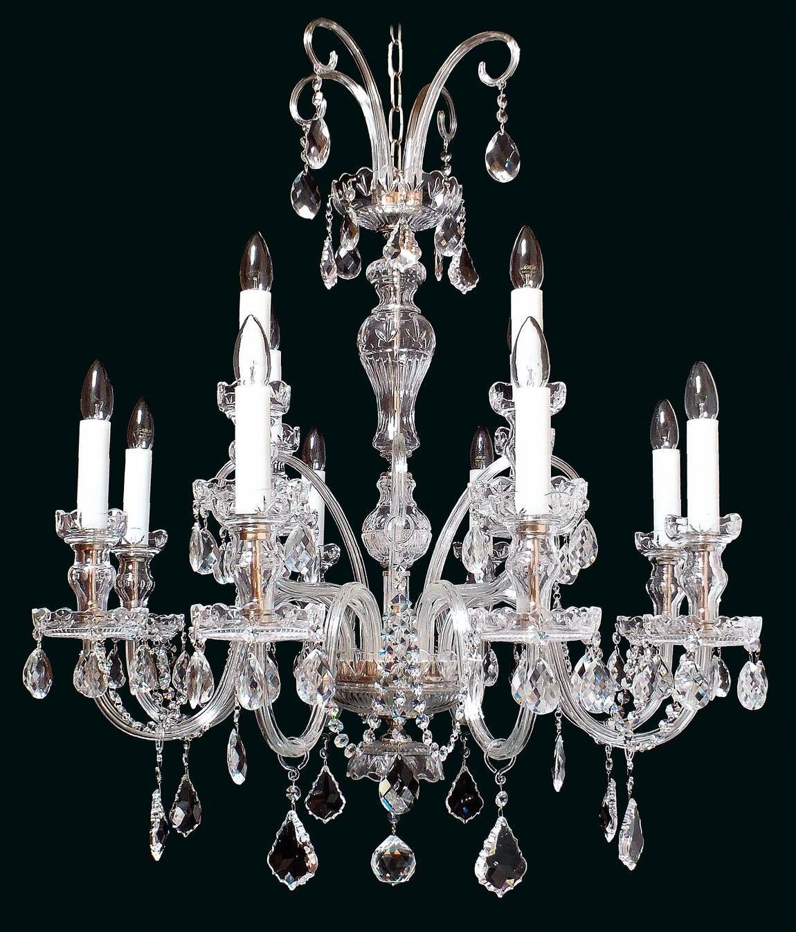Lustre en cristal à dix bras, vue de face sur fond noir