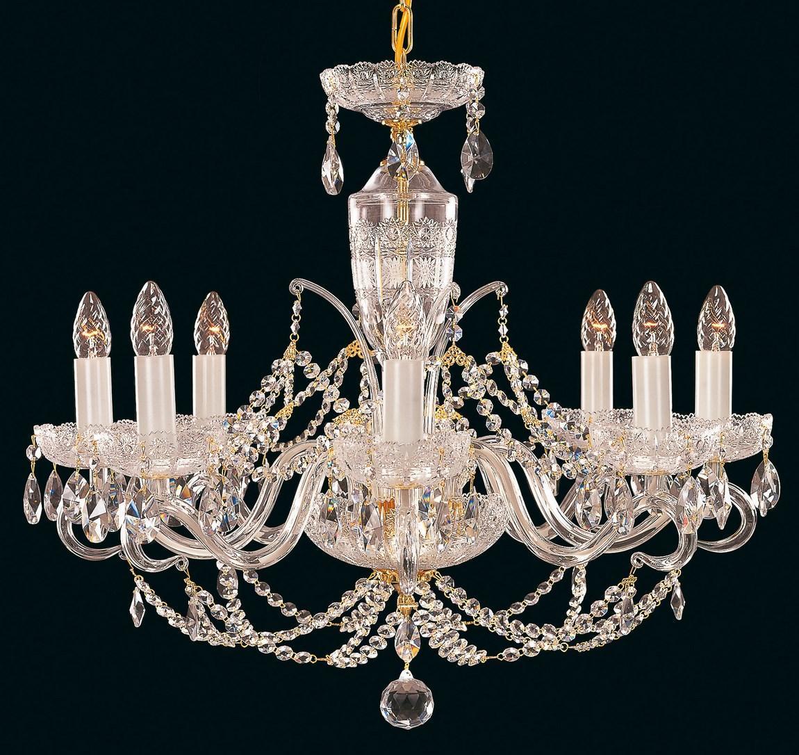 Lustre en cristal taillé à huit bras, vue de face sur fond noir