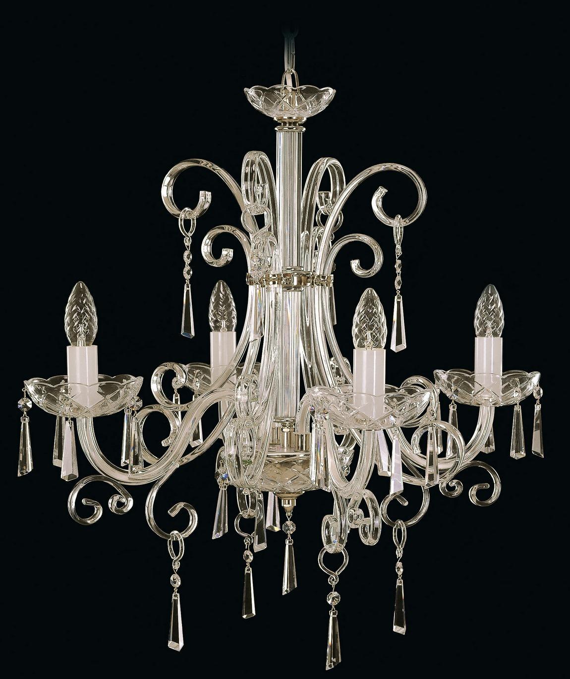 Lustre en cristal de face sur fond noir, avec bras courbés et pendentifs.