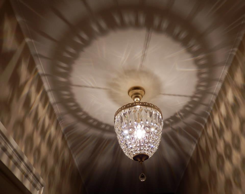 Mise en ambiance dans un couloir, ombres géométriques projetées au plafond