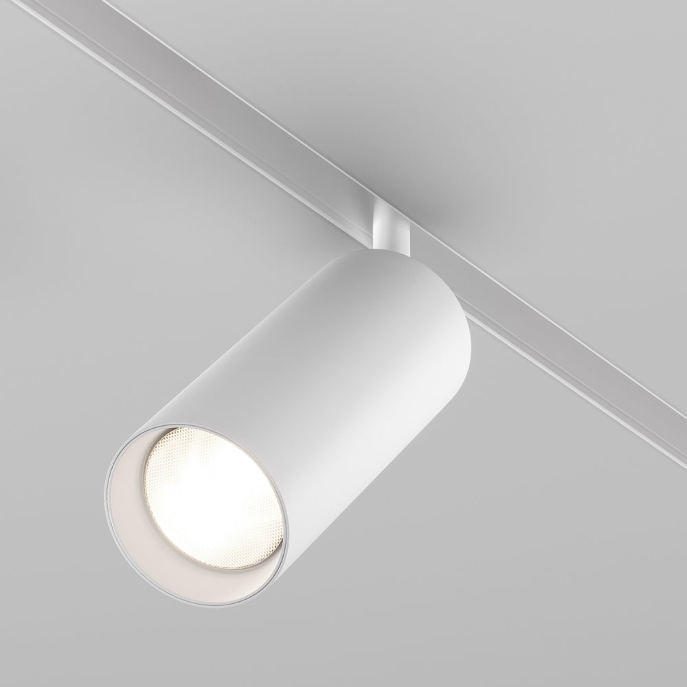 Spot blanc orientable fixé sur rail, incliné vers le bas en gros plan