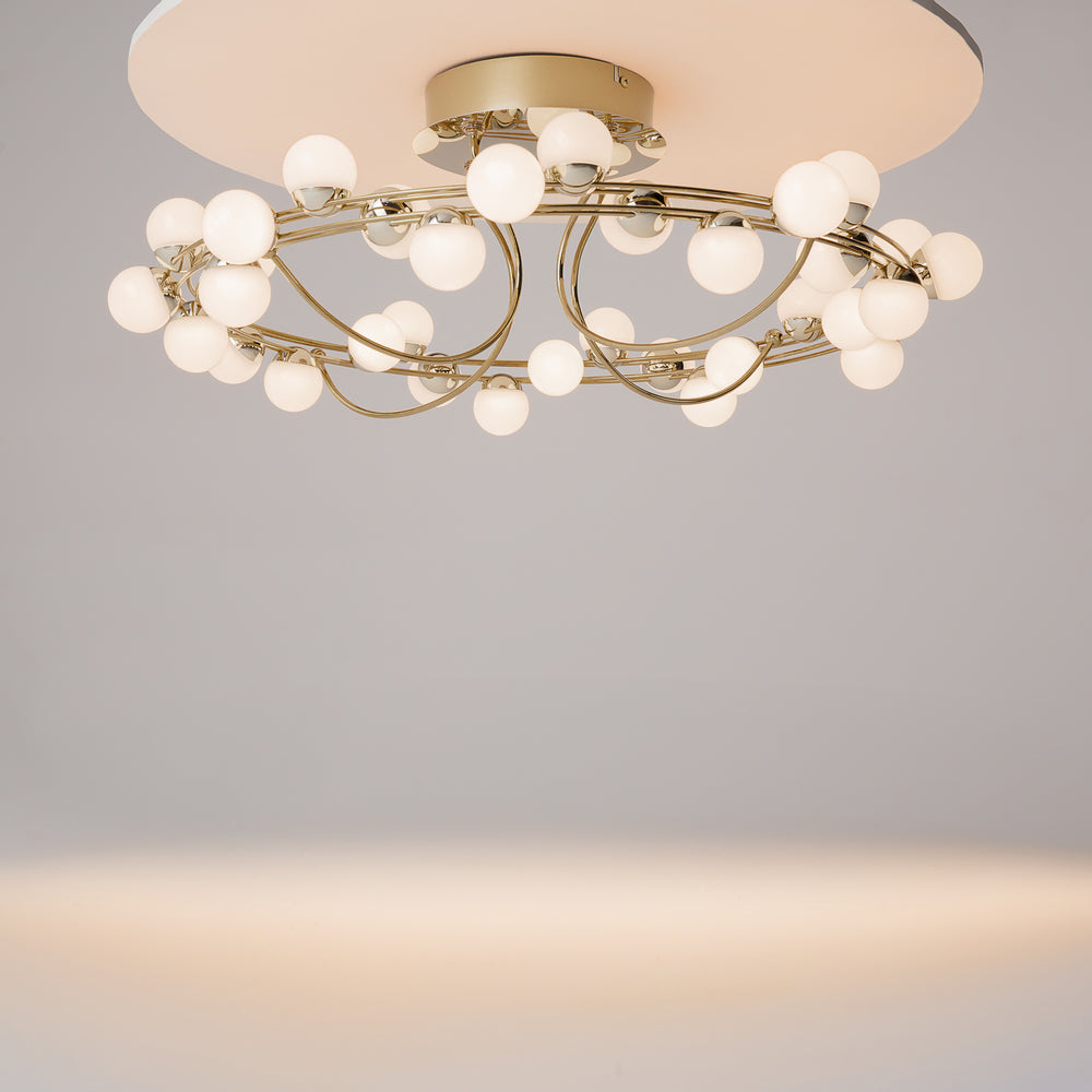 Le plafonnier allumé, installé au plafond, éclaire une pièce aux tons clairs.