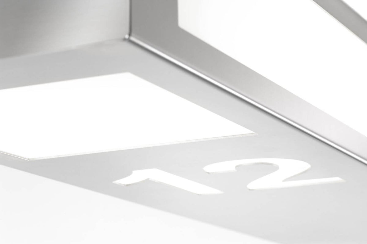 Gros plan sur le numéro 12 rétroéclairé et la surface en acier inoxydable.