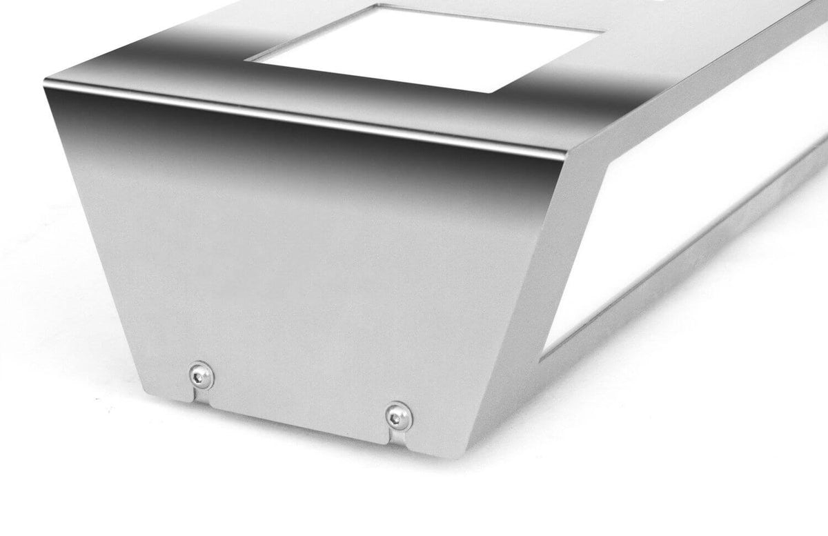 Détail du bas de l'applique en inox avec vis apparentes et capteur de mouvement.