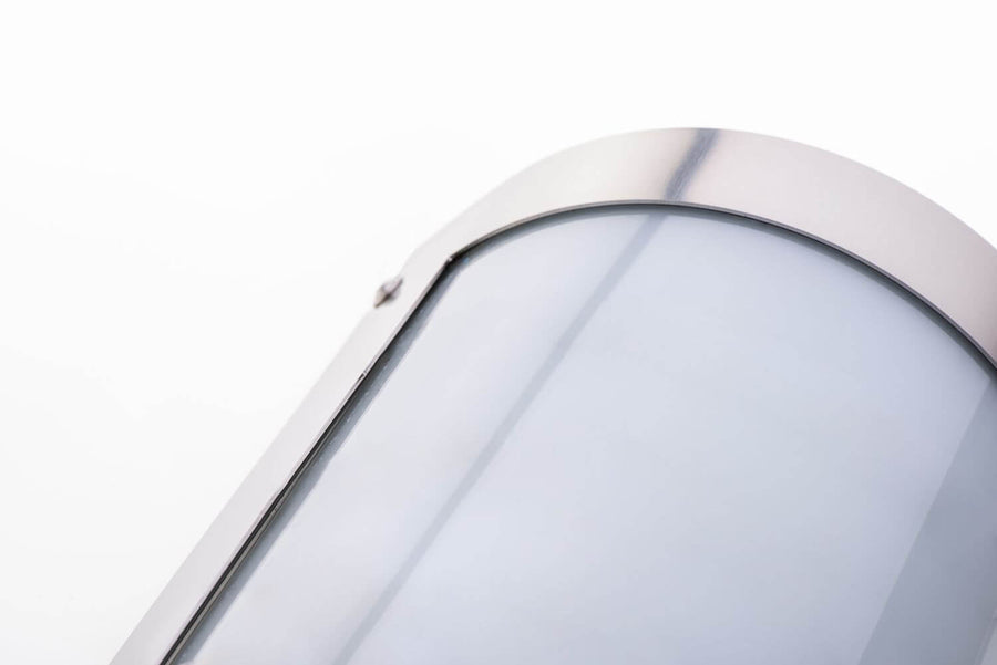 Détail du bord incurvé en inox et du verre trempé protégeant la LED.
