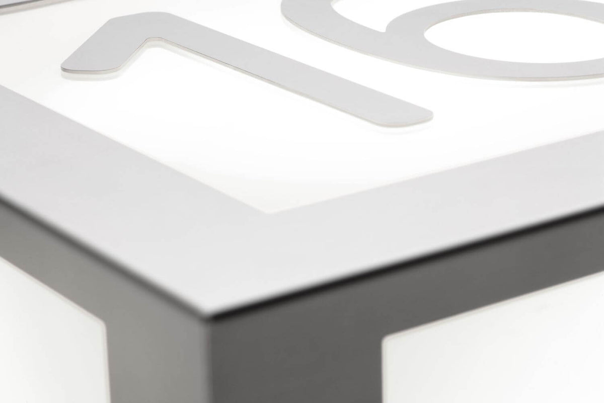 Détail du chiffre 16 découpé sur le diffuseur blanc et capot inox