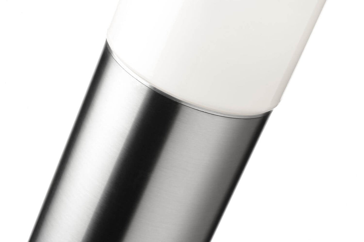 Détail du raccord entre le diffuseur blanc et le fût en inox brossé