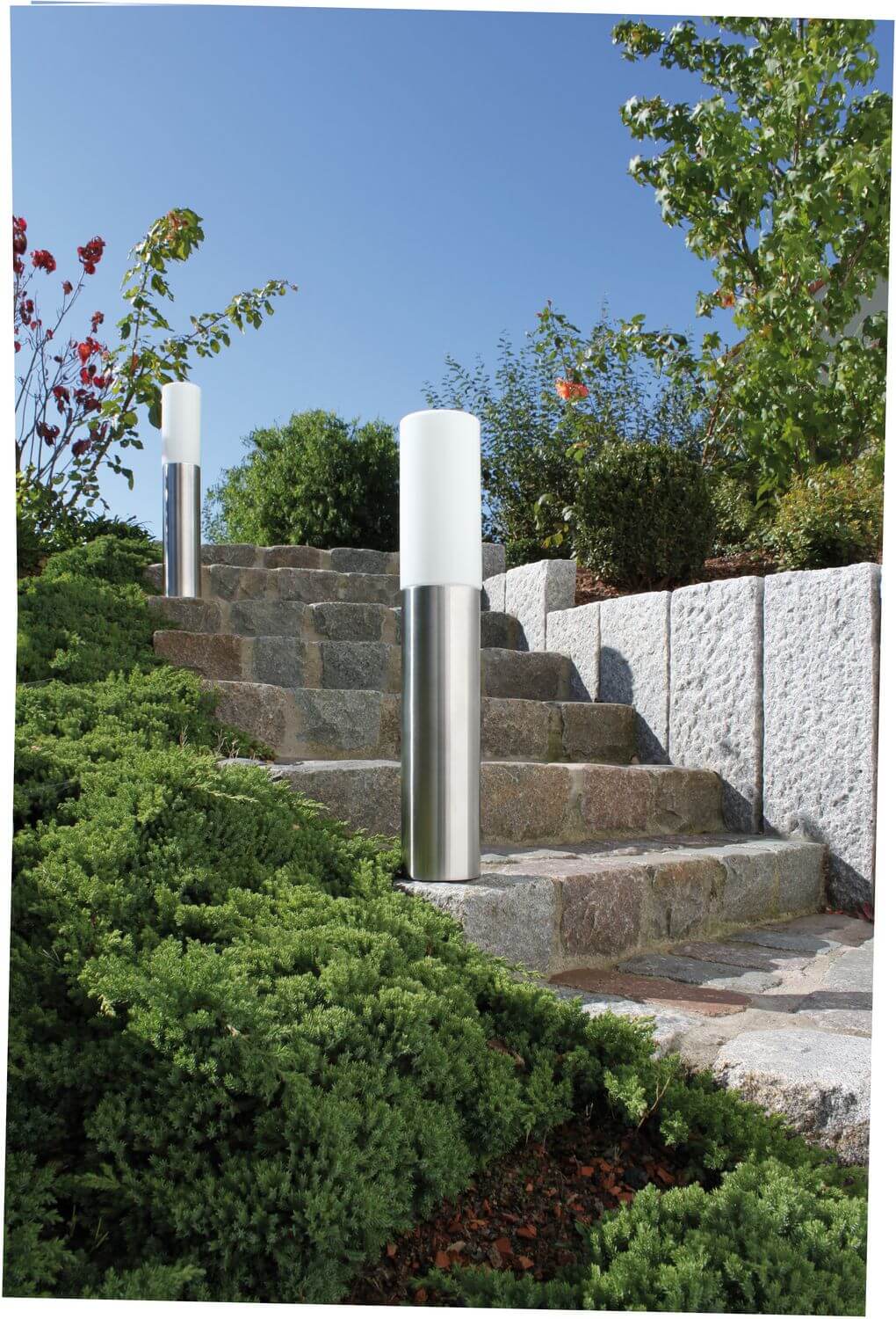 Mise en ambiance de deux bornes lumineuses le long d'un escalier de jardin en pierre