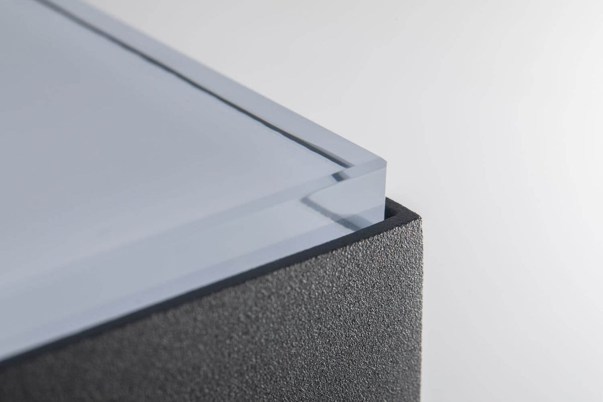 Détail de la finition granitée anthracite et du diffuseur en verre clair