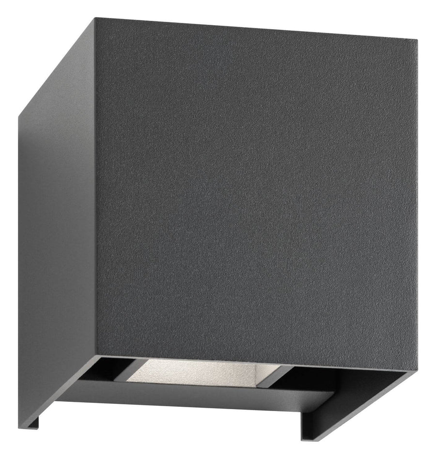 Vue de trois quarts du luminaire cubique anthracite texturé, ouverture basse laissant voir la source LED