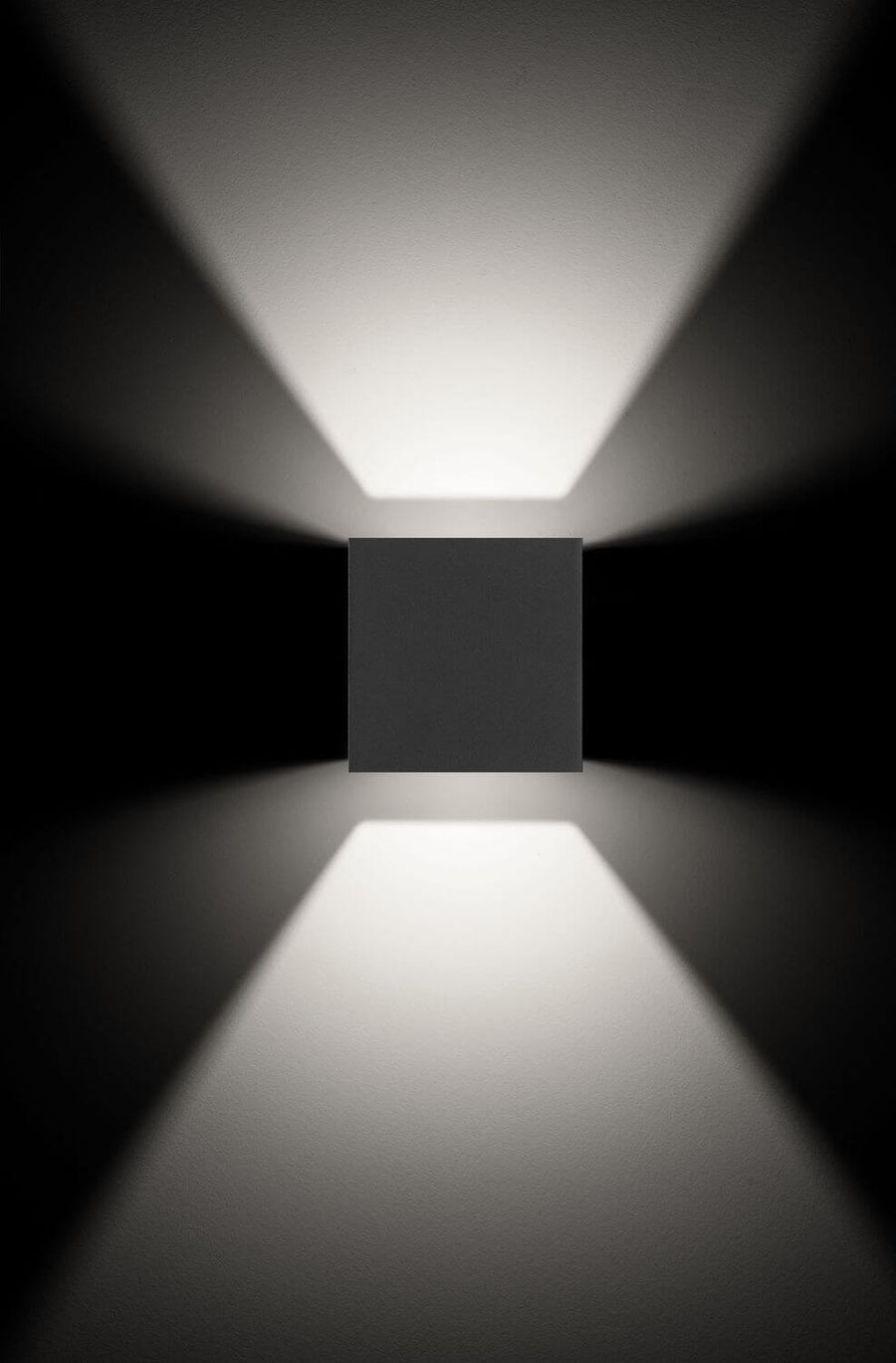 Mise en ambiance de face, applique noire projetant deux cônes de lumière opposés