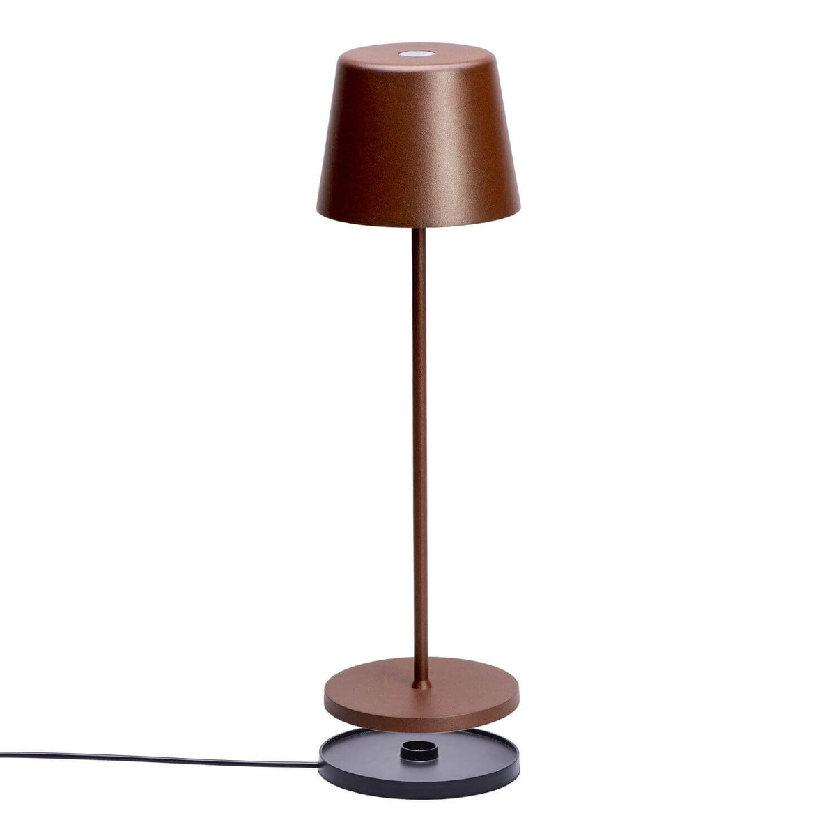 Vue de profil de la lampe présentée sur sa base de charge noire avec câble