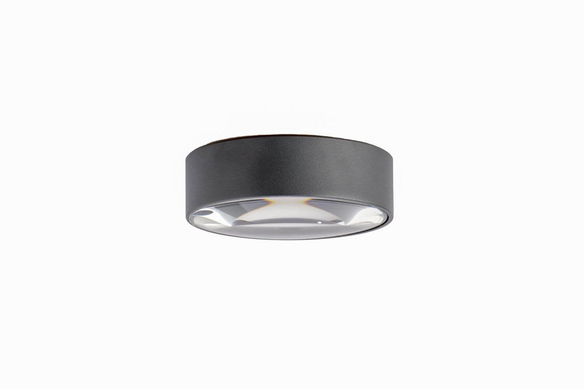 Gros plan sur le corps cylindrique anthracite et le verre transparent.