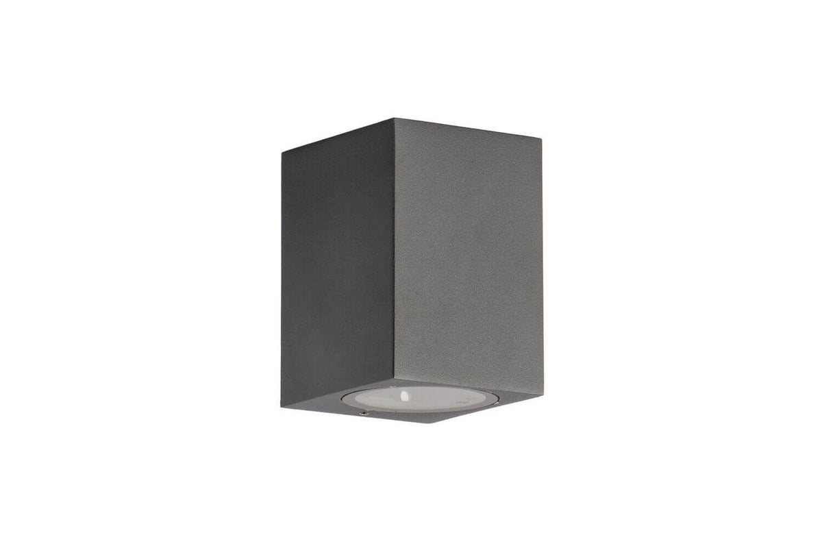 Vue rapprochée du boîtier carré anthracite et de son verre circulaire.
