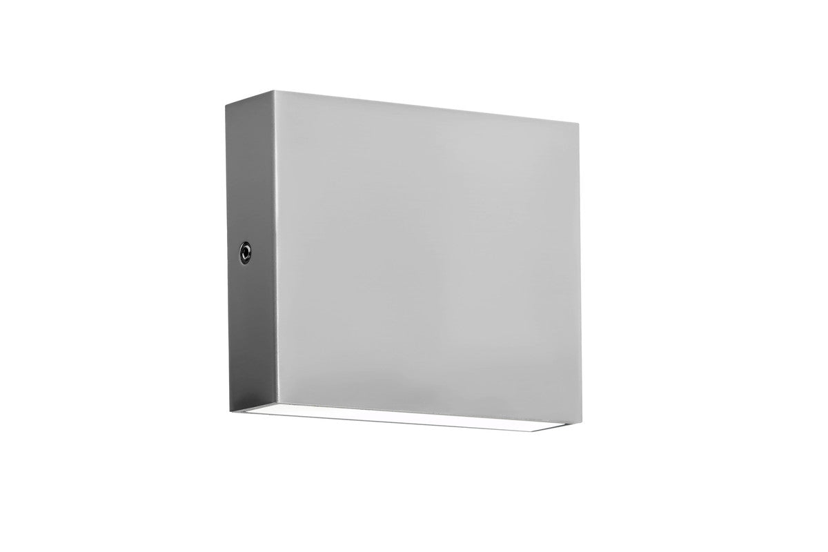 Vue légèrement inclinée de l'applique murale en inox sur fond blanc