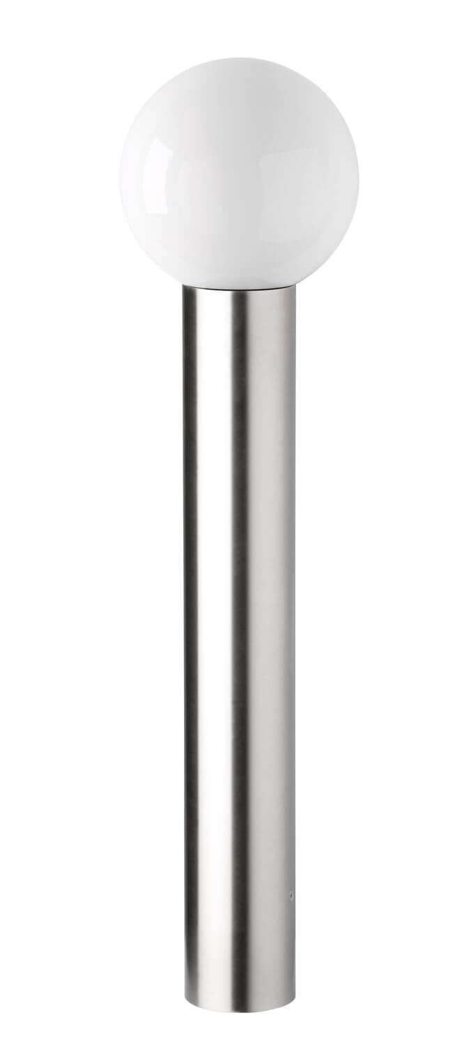 Vue en pied du lampadaire, globe blanc laiteux sur tube inox brossé