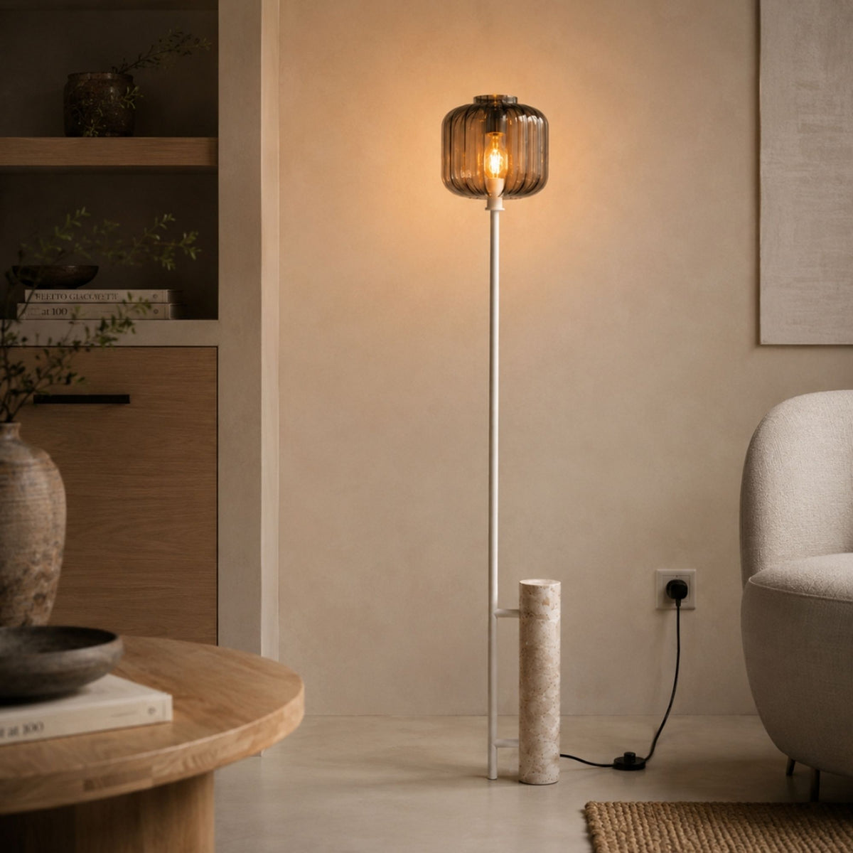 Lampadaire entier dans un salon, socle cylindrique en travertin et tige blanche apparents