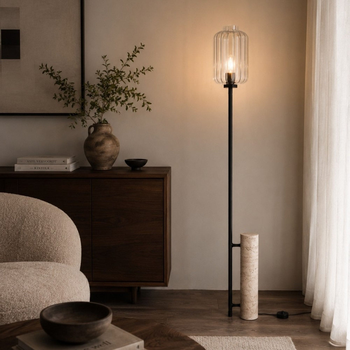 Grand lampadaire en situation, verre strié transparent près d'un buffet en bois foncé