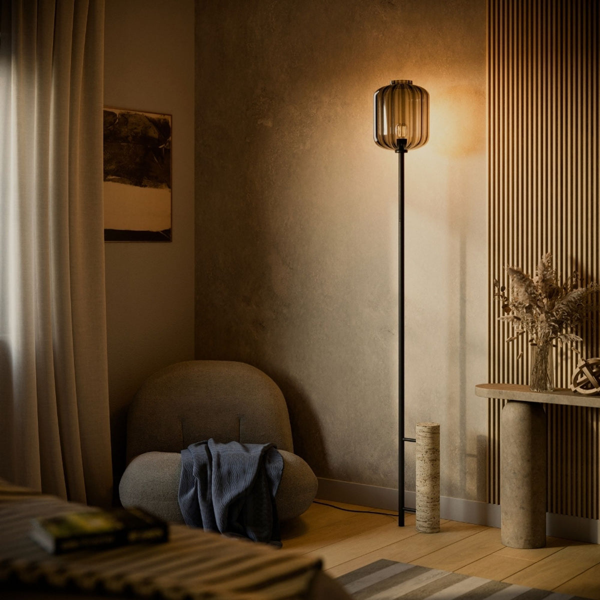 Lampadaire en ambiance tamisée près d'un fauteuil et d'un mur à tasseaux bois