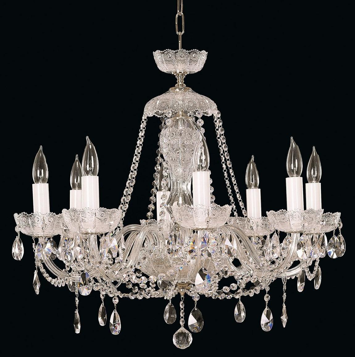 Lustre en cristal vu de face sur fond noir, huit bras lumineux