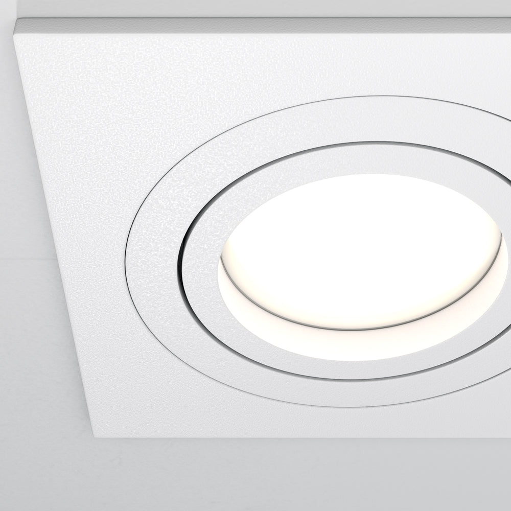 Gros plan sur la finition blanche granuleuse et l'anneau orientable du spot.