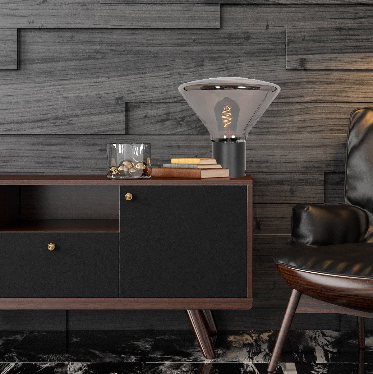 Mise en ambiance sur un meuble en bois foncé avec fauteuil cuir et mur lambrissé gris