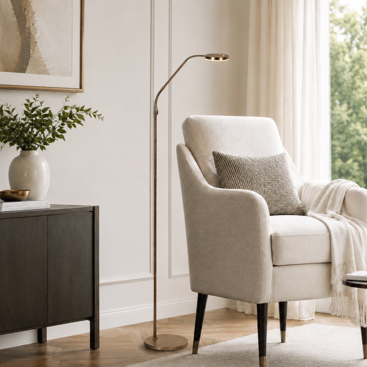 Mise en ambiance : lampadaire allumé près d'un fauteuil beige et d'un meuble sombre.