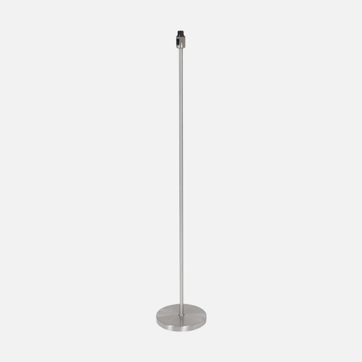 Lampadaire droit en acier brossé, pied rond et douille apparente, vue de face sur fond clair.