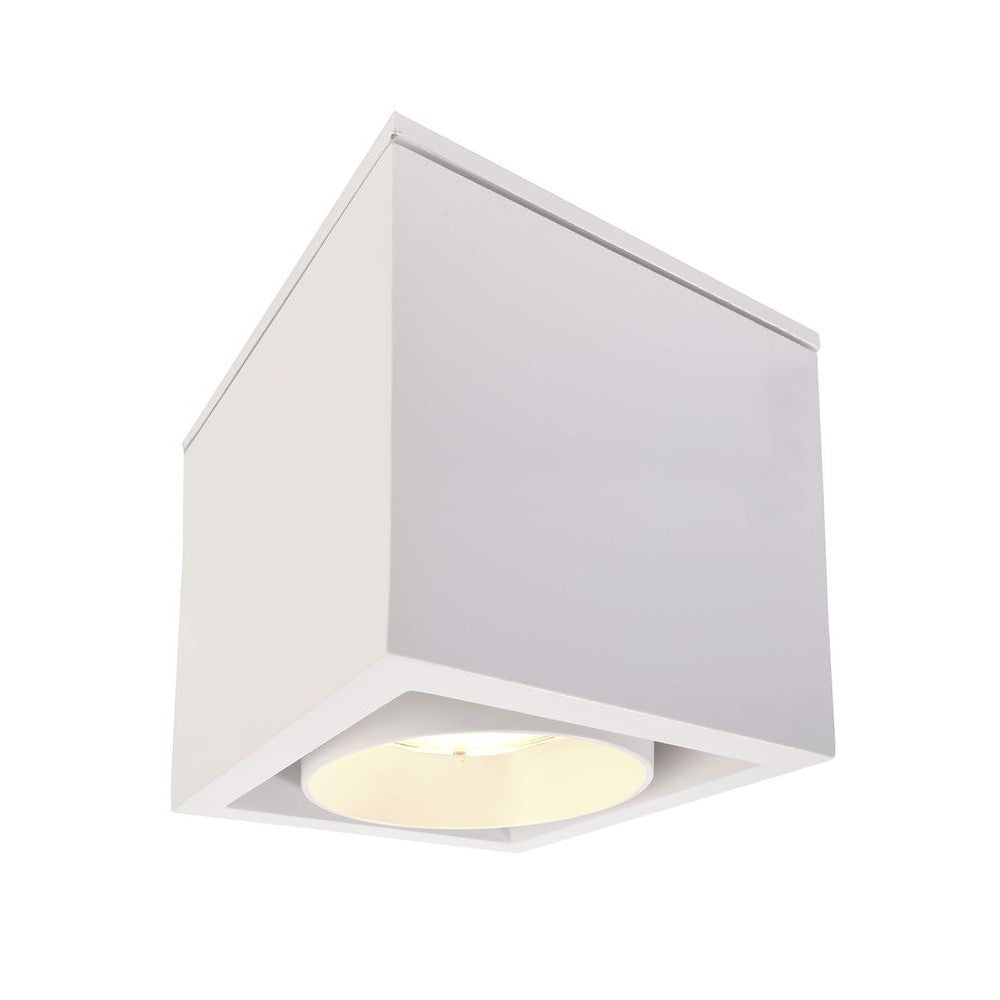 Plafonnier cubique blanc vu de trois quarts, source lumineuse allumée au centre.