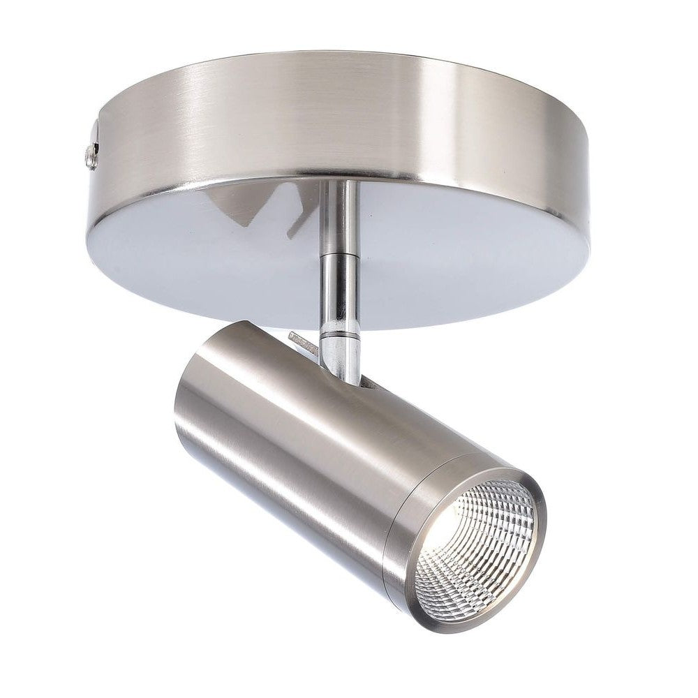 Plafonnier aluminium brossé avec spot cylindrique orientable, vu de trois quarts.