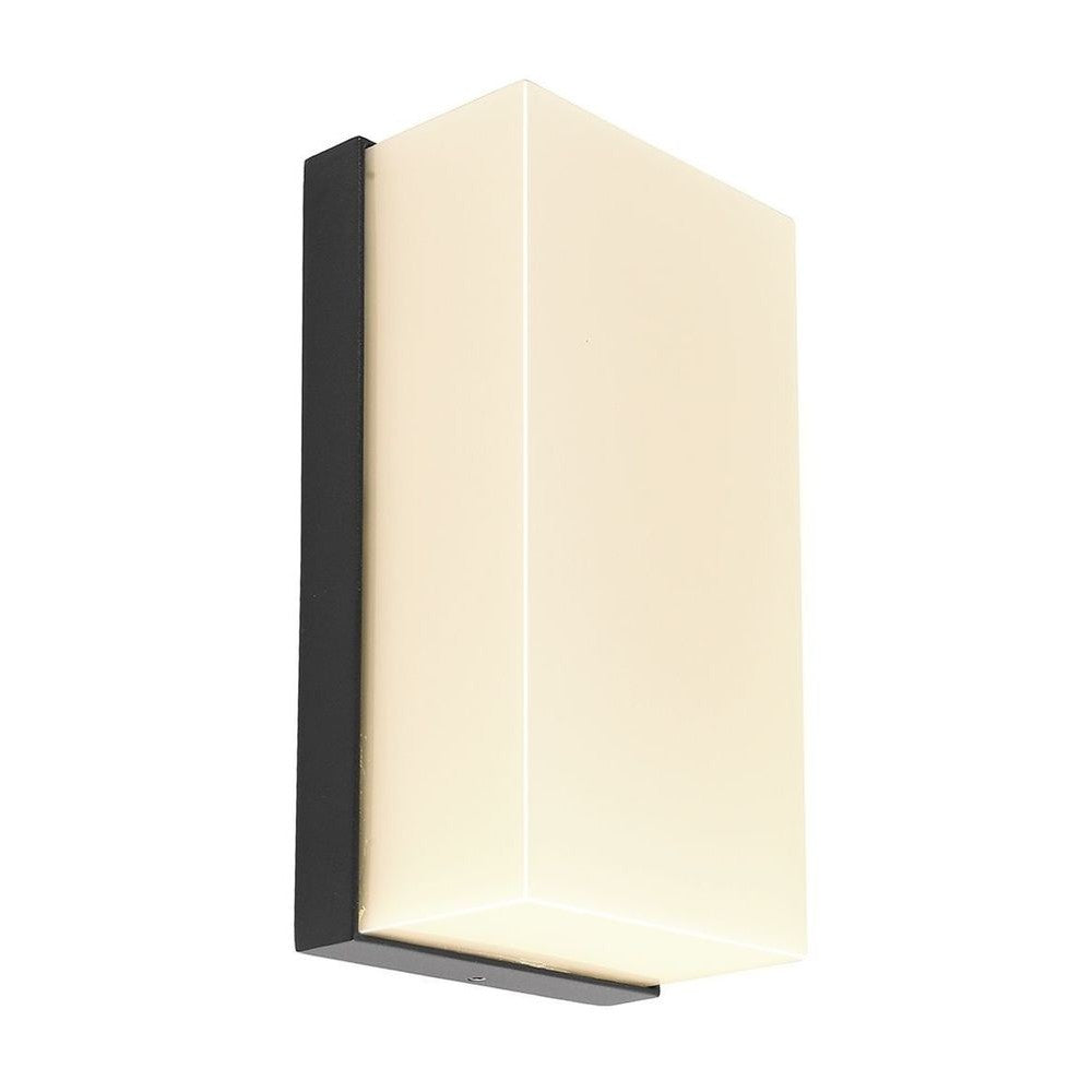 Applique murale rectangulaire allumée, vue de trois quarts avec diffuseur crème