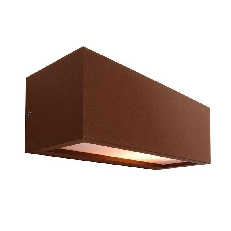 Applique extérieure marron rectangulaire, lumière diffusée vers le bas sur fond blanc