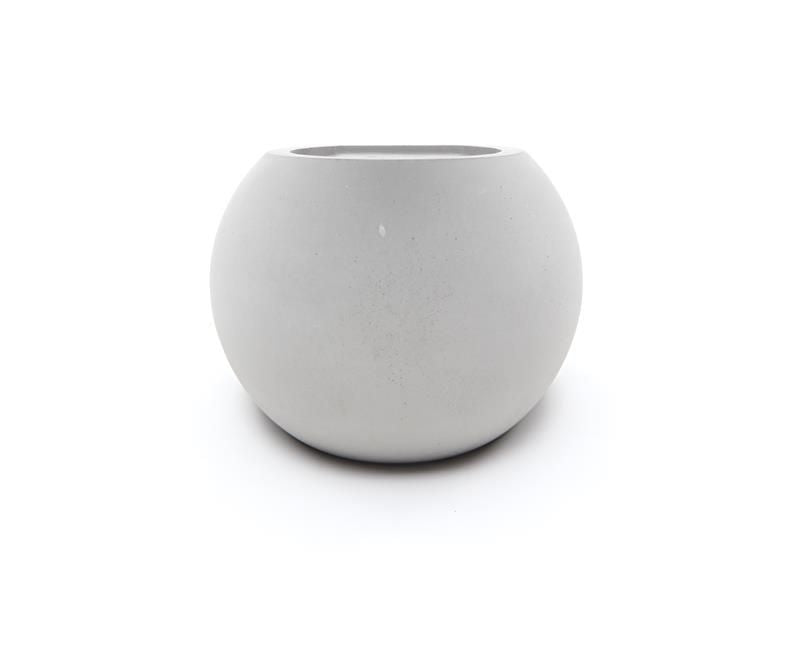 Vue rapprochée du luminaire sphérique en béton avec ouverture circulaire vers le haut.
