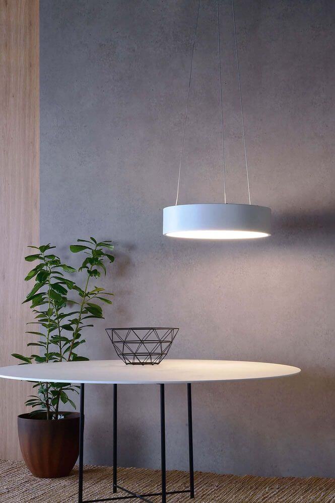 Mise en ambiance au-dessus d'une table blanche près d'une plante verte
