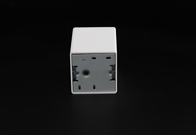 Vue arrière du spot blanc avec platine de fixation et trous de montage.