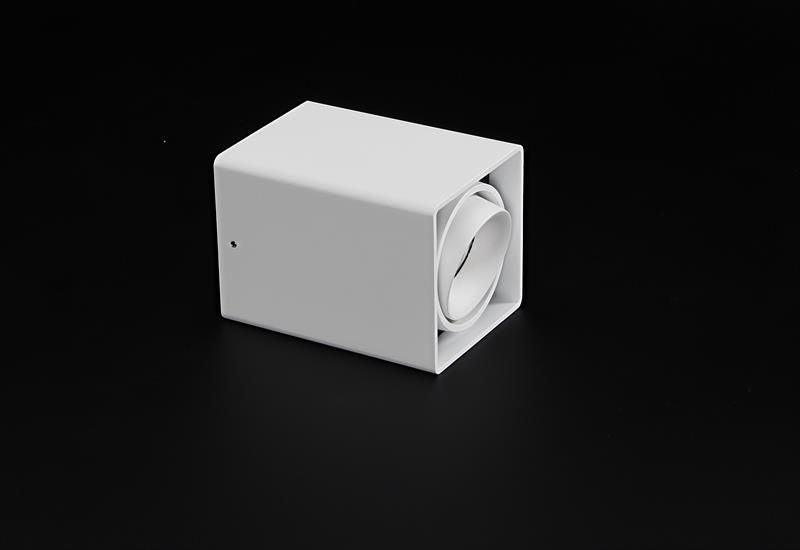 Vue trois quarts arrière du boîtier blanc rectangulaire et de la tête orientable.