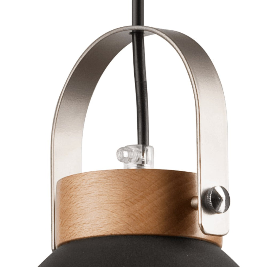 Détail de la fixation : arceau argenté, bague bois et vis maintenant le câble noir.