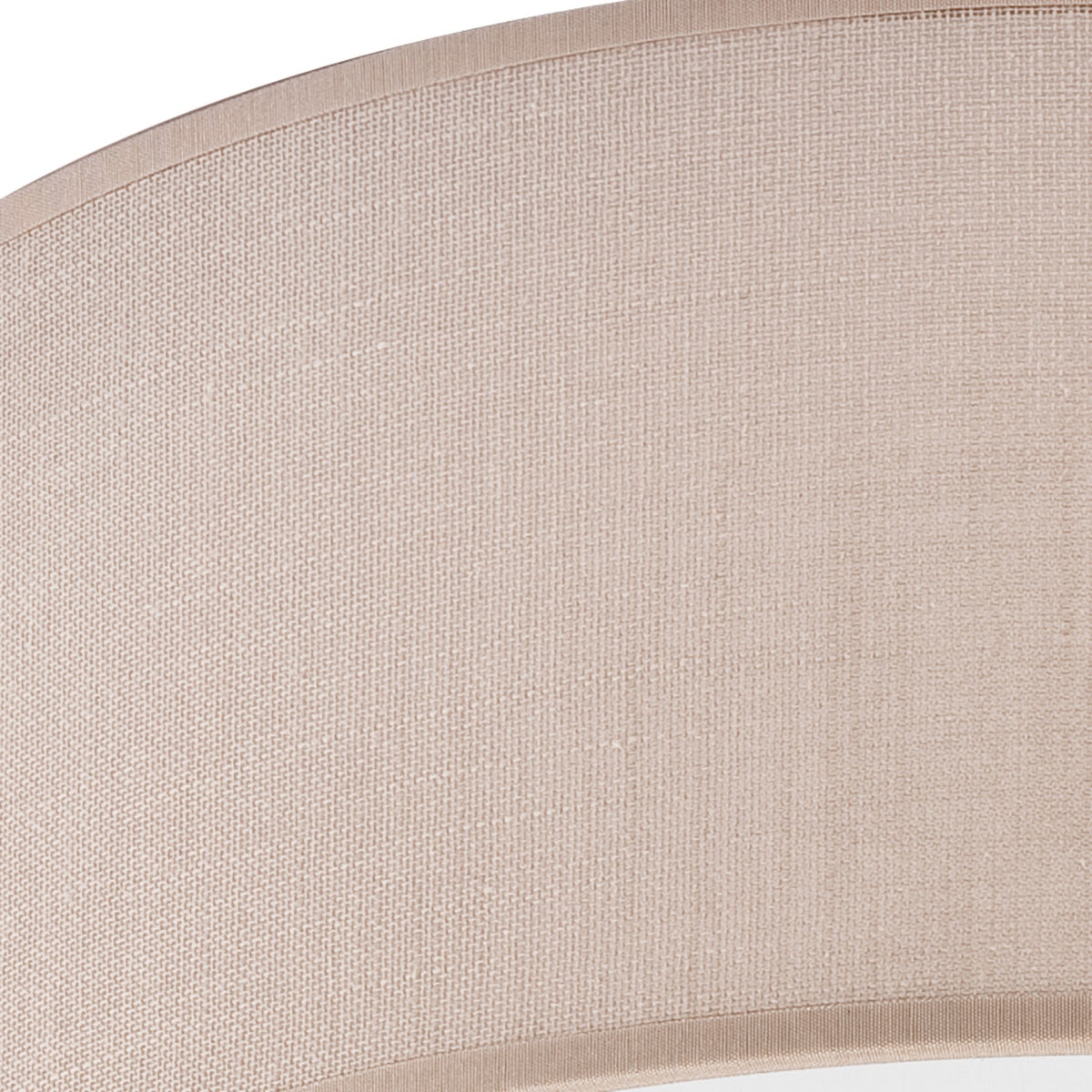Gros plan sur la texture tissée beige et la couture du plafonnier