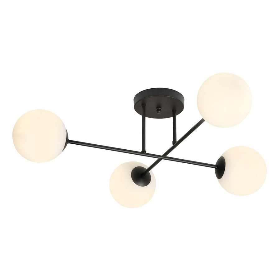 Plafonnier allumé, quatre globes opale diffusant une lumière chaude sur fond neutre.