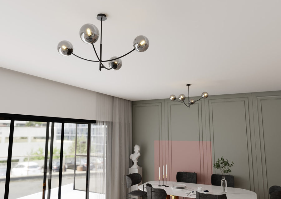 Plafonnier à globes fumés éclairant une salle à manger, avec un second luminaire à l'arrière-plan.