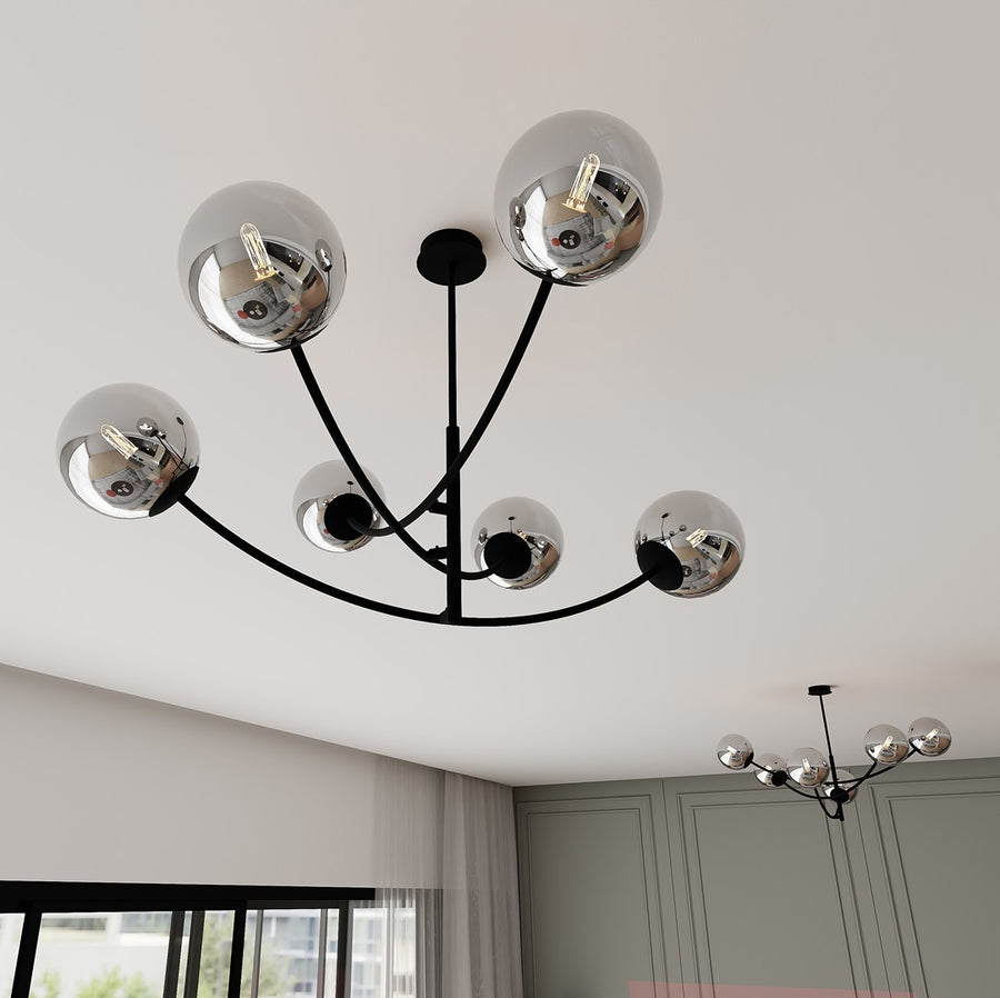 Gros plan du plafonnier à six globes, autre luminaire visible en arrière-plan.