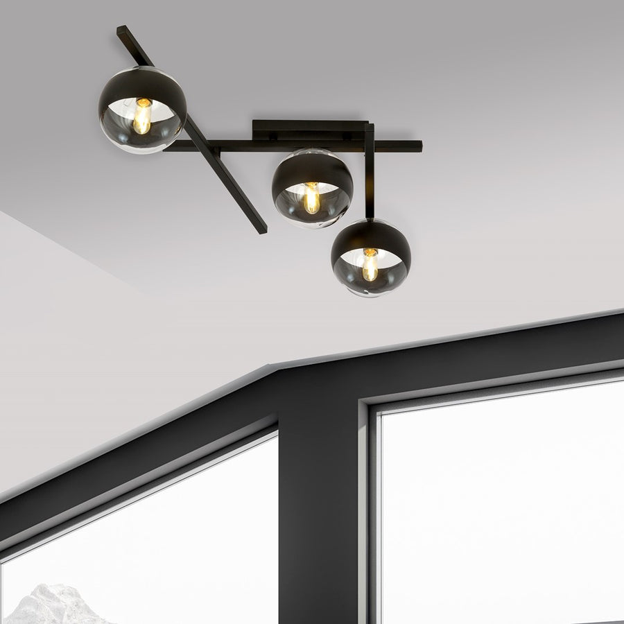 Plafonnier installé sur plafond blanc près d'une fenêtre, lumière allumée