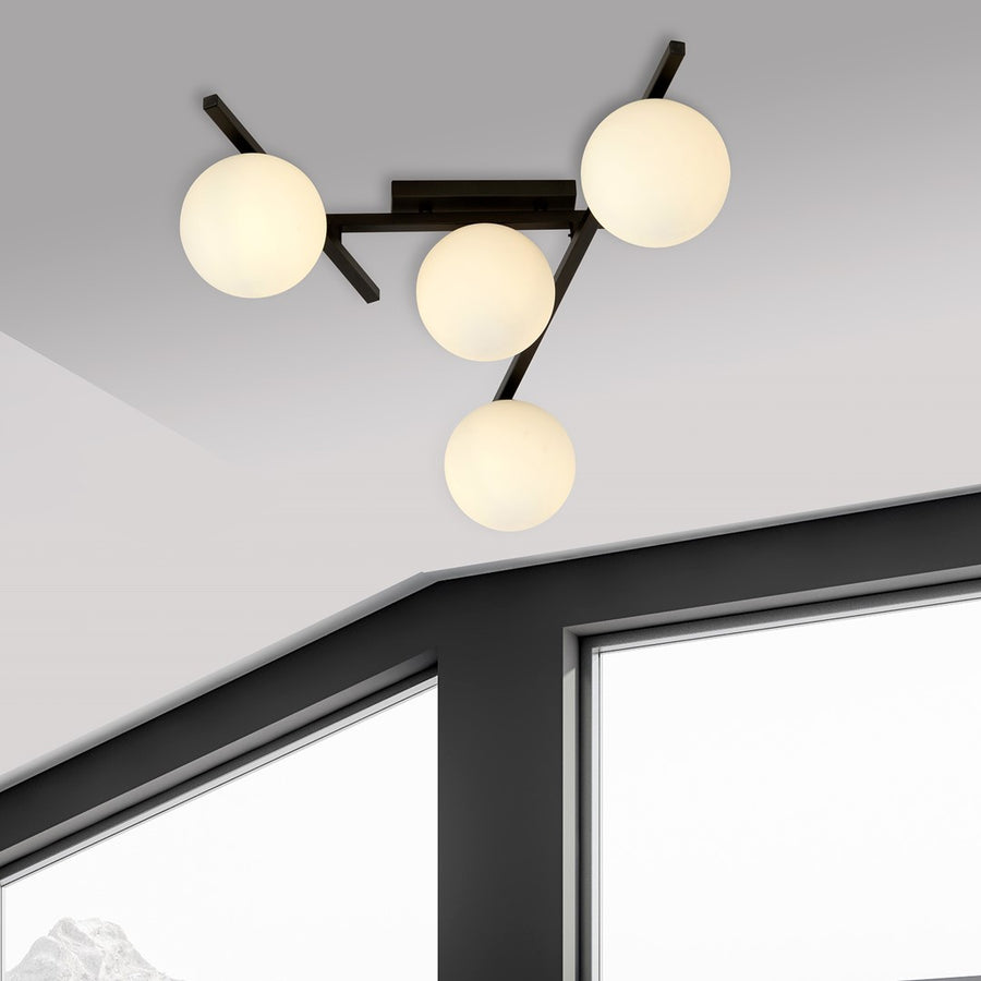Détail du plafonnier allumé près d’une fenêtre, structure noire et globes