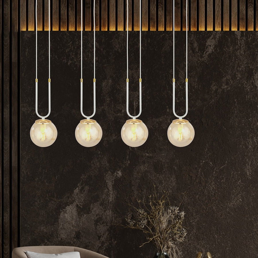 Quatre globes lumineux suspendus devant un mur sombre et des lattes de bois.