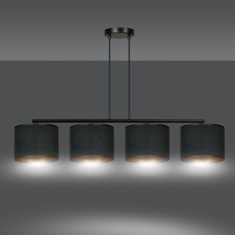 Suspension allumée diffusant une lumière chaude vers le bas sur fond gris