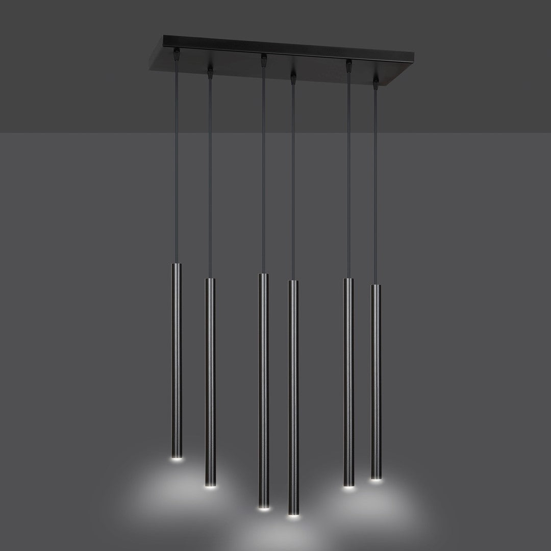 Suspension noire allumée sur fond gris, six tubes diffusant une lumière douce vers le bas.