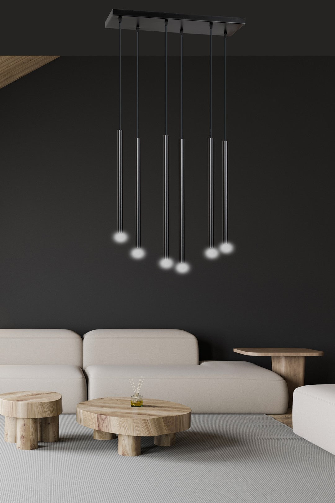 Mise en ambiance au-dessus d'un coin salon sombre avec canapé beige et tables en bois.
